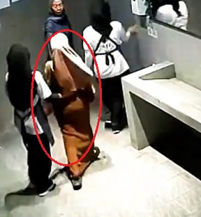 视频|男子向女伴饮料倒不明液体 餐厅员工机警察觉暗中更换