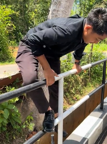 视频|面试途中跳沟渠救猫! 男子不怕弄脏西装先当“蜘蛛侠”