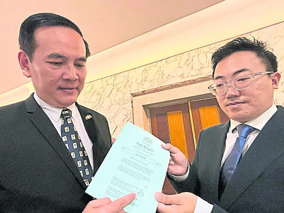 议会通过修宪 柔增委5官委议员