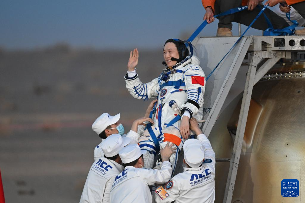载人飞船成功着陆 神舟二十一号3太空人回家