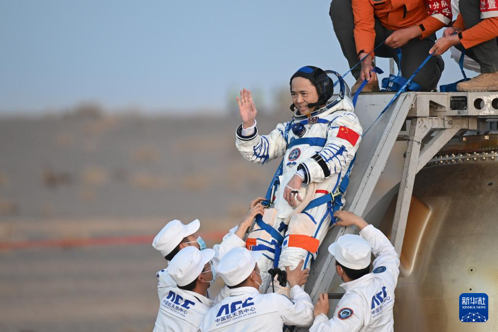 载人飞船成功着陆 神舟二十一号3太空人回家