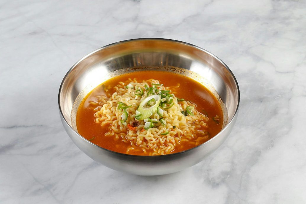 韩国即食面杀入日本原宿 月吸过万人朝圣打卡 热潮席卷全球