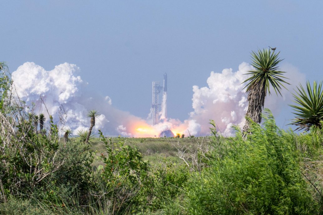 马斯克祝贺!SpaceX升级版星舰试飞 成功溅落印度洋爆炸