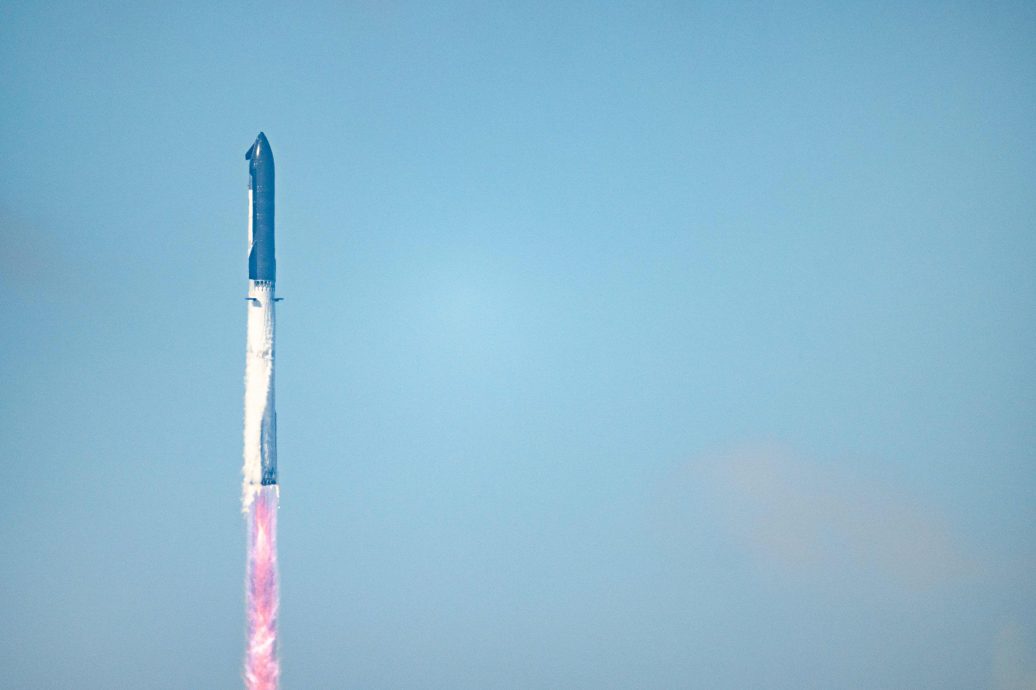 马斯克祝贺!SpaceX升级版星舰试飞 成功溅落印度洋爆炸