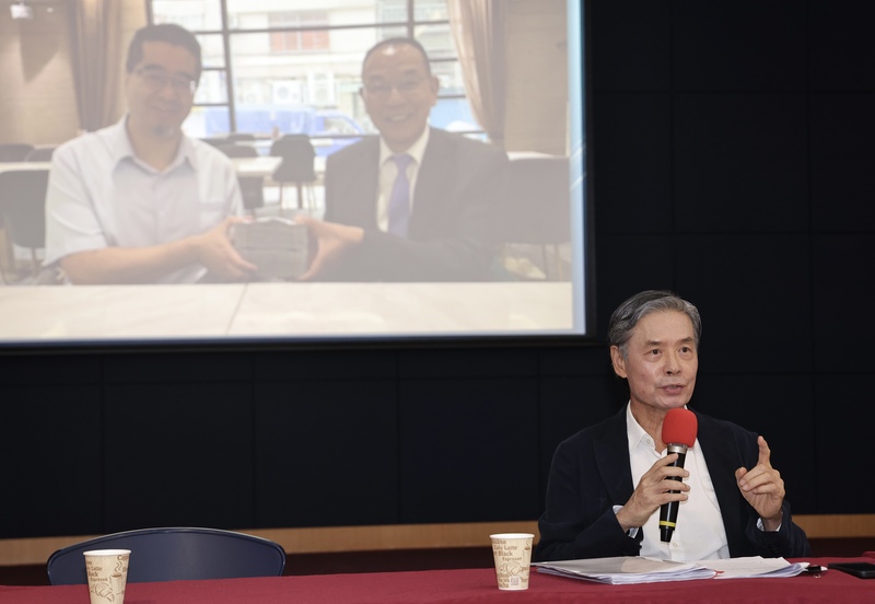 马英九基金会风波 金溥聪公开萧旭岑“手捧现金”照 萧:决定提告