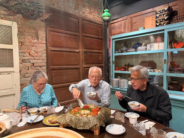 黄仁勋陪父母吃台菜!再有钱也是爸妈的儿子