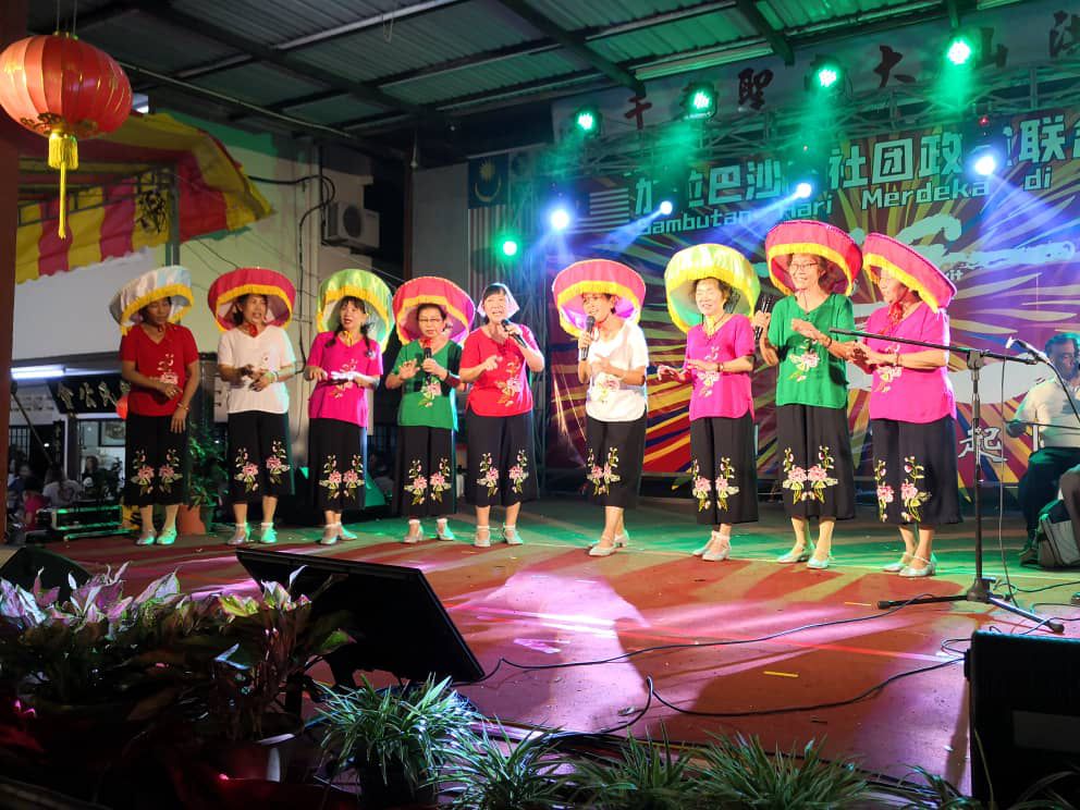 (锁文)乐活频道(5月7日见报):12人娘子军唱响客家山歌,9年坚守传承南洋乡音