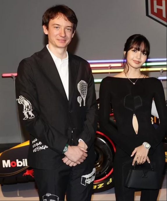 LV三公子缺席生日趴爆分手 Lisa亲密贴男模庆功