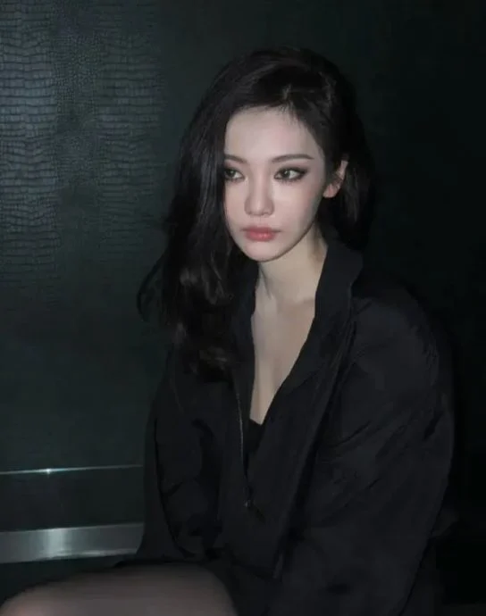 Ningning饿到晕直摔台上 低血糖强撑录制