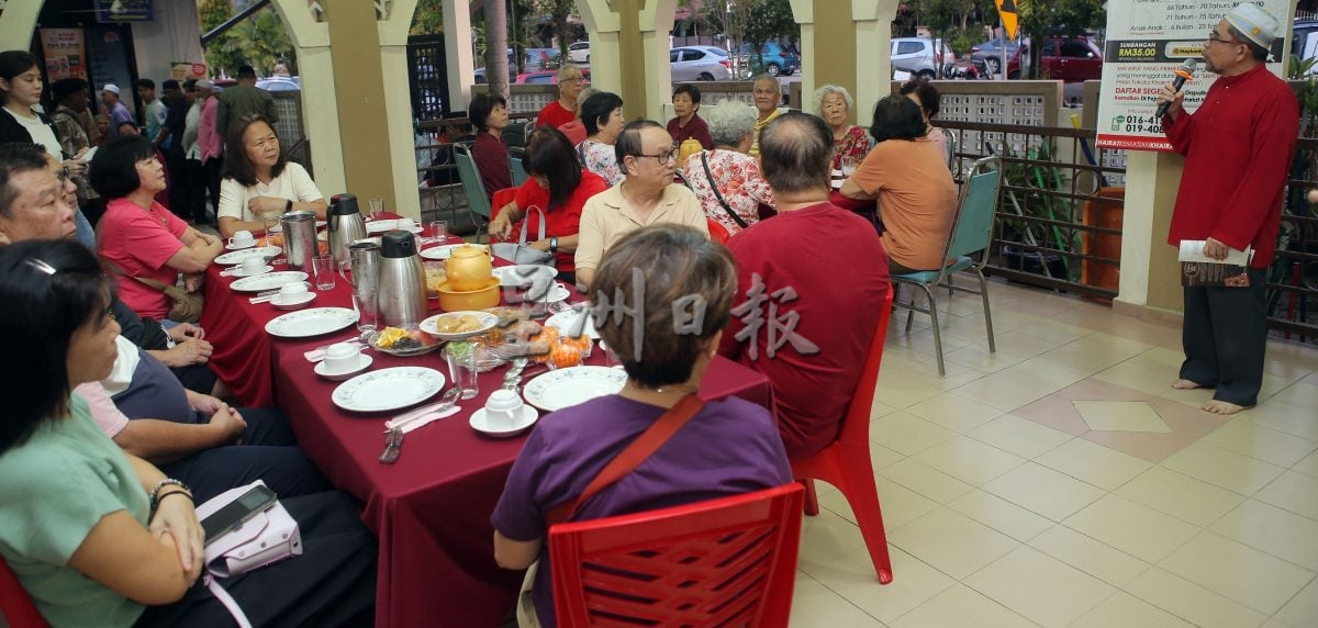 【我们】清真寺邀非穆街坊同开斋 热情款待和乐融融