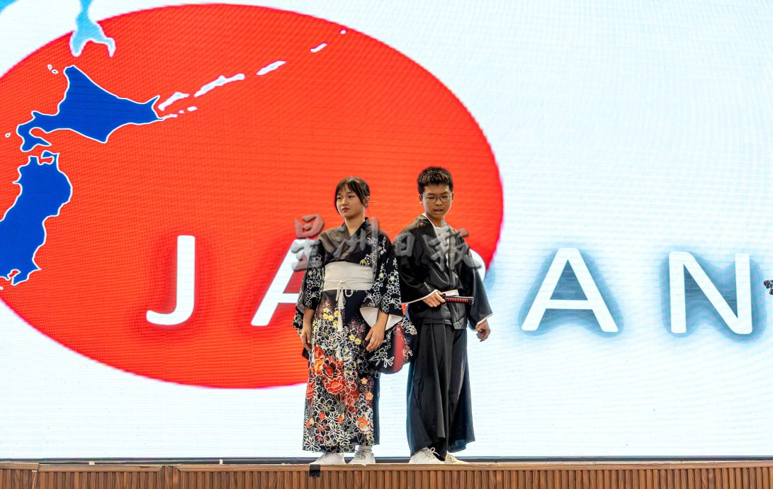(5月12日)星角摄:芙中校园变身国际文化村 学生穿传统服饰惊艳走秀
