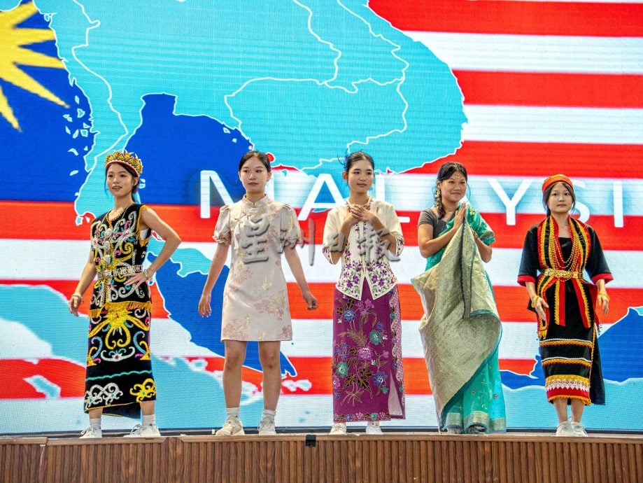 (5月12日)星角摄:芙中校园变身国际文化村 学生穿传统服饰惊艳走秀