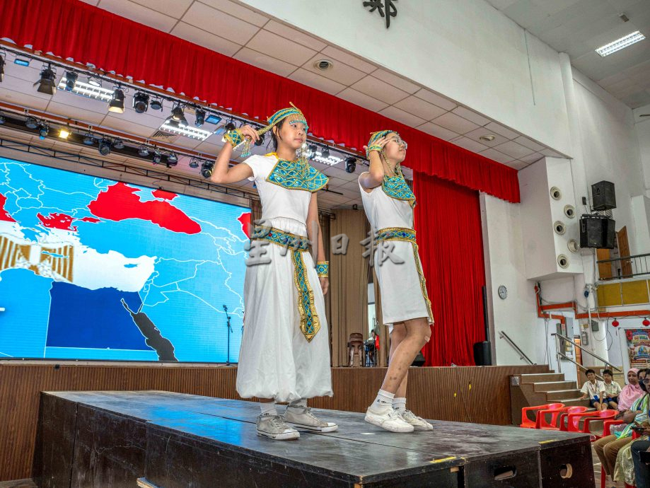 (5月12日)星角摄:芙中校园变身国际文化村 学生穿传统服饰惊艳走秀