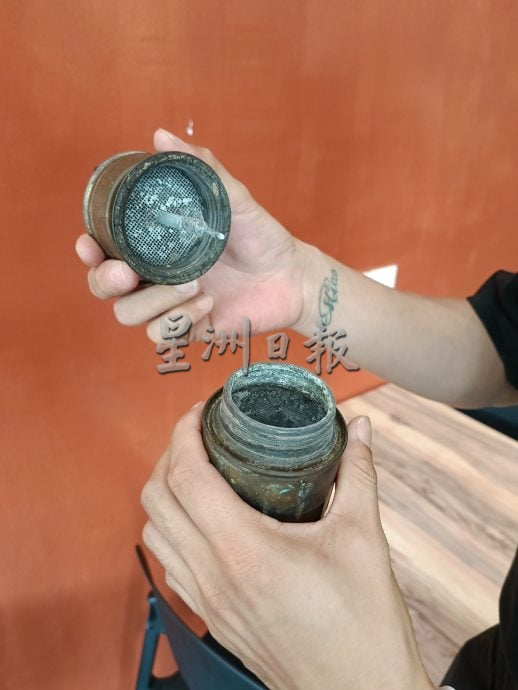 **请锁文(17/5见报):有故事的人:一屋“不值钱”铜器 却是夫妇俩不愿舍弃的珍藏