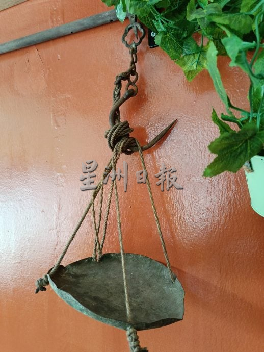 **请锁文(17/5见报):有故事的人:一屋“不值钱”铜器 却是夫妇俩不愿舍弃的珍藏