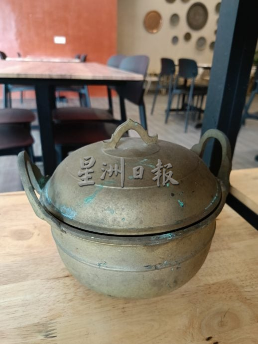 **请锁文(17/5见报):有故事的人:一屋“不值钱”铜器 却是夫妇俩不愿舍弃的珍藏