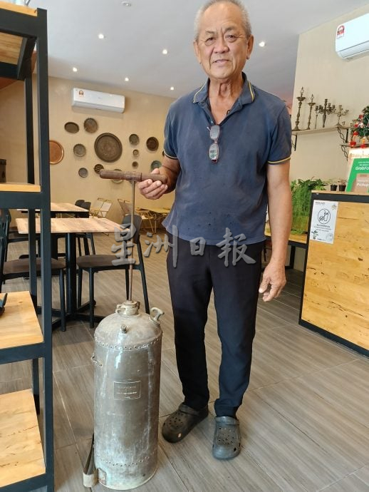 **请锁文(17/5见报):有故事的人:一屋“不值钱”铜器 却是夫妇俩不愿舍弃的珍藏