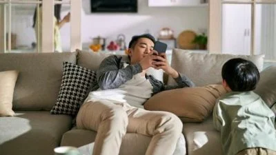 【手机外有蓝天】陈汉维／家，正在输给手机吗？真正的连结，在放下手机后
