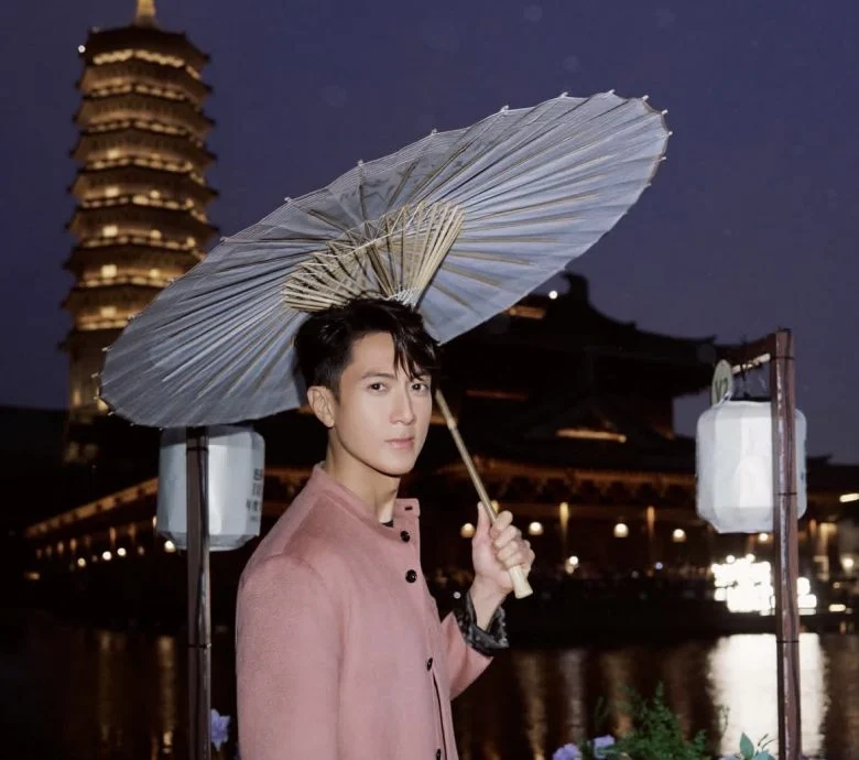 80岁看起来像50岁!吴尊晒父子合照全网暴动