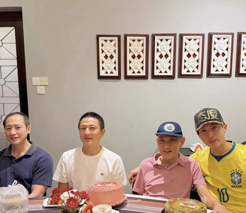 80岁看起来像50岁!吴尊晒父子合照全网暴动