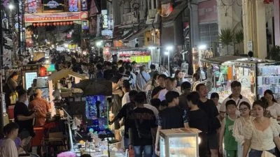 视频 | 学校假期尾声 周五鸡场街夜市人潮汹涌
