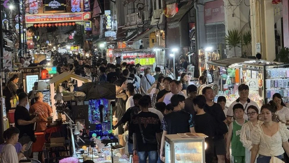 视频 | 学校假期尾声 周五鸡场街夜市人潮汹涌