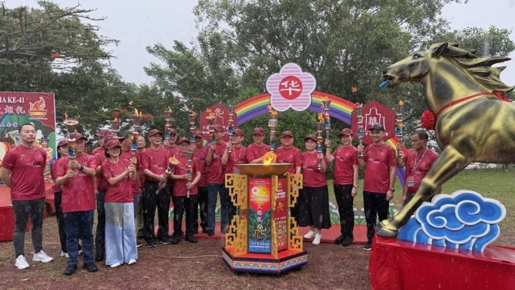 视频 | 全国华人文化节火炬礼 风雨中文化传承火种不灭