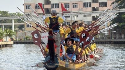 视频 | 中国非遗“双桡龙舟” 甲河展演 全马亮相最长龙舟纪录