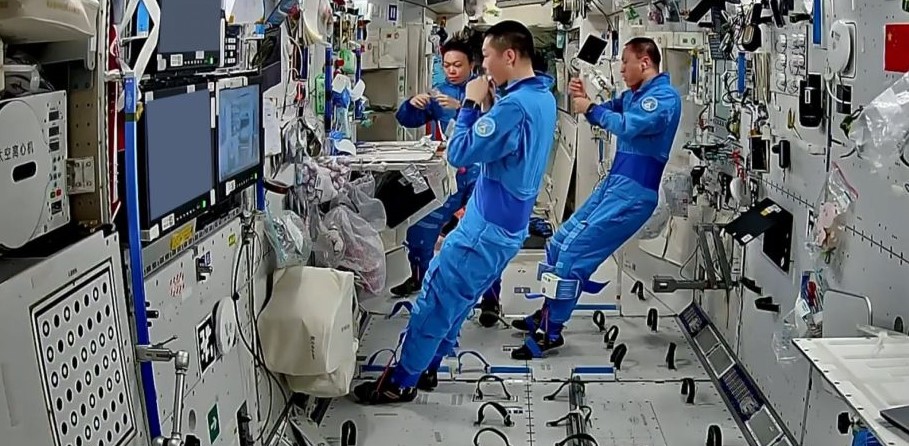 《神舟二十三号》乘组太空站协同做实验 黎家盈等人吃粽度端午