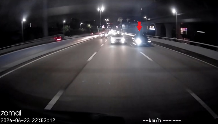 两车白蒲大道飙车 一车失控撞分界堤甩尾打转险酿连环撞