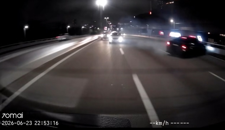 两车白蒲大道飙车 一车失控撞分界堤甩尾打转险酿连环撞