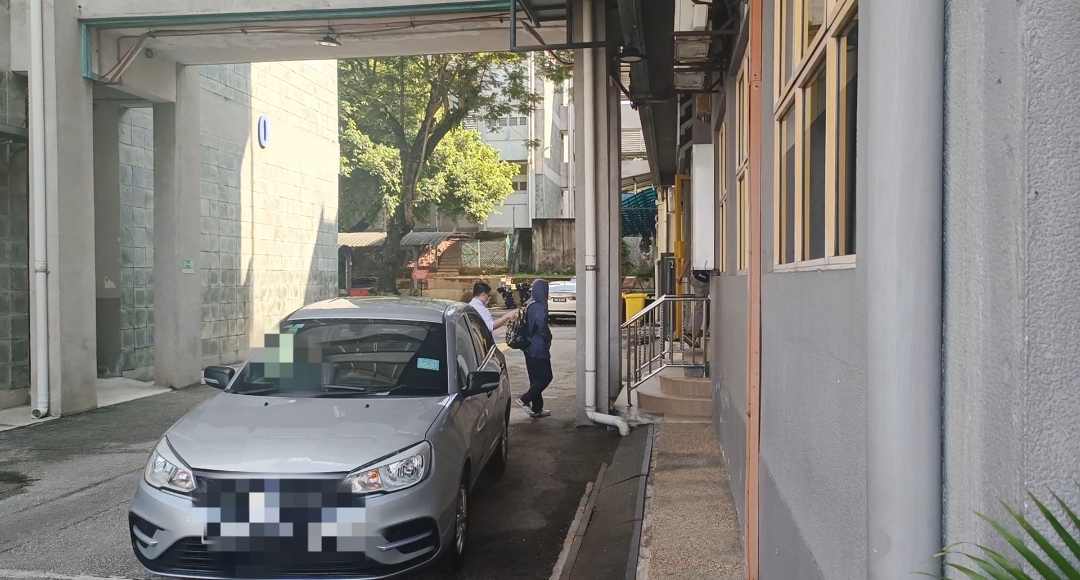 中国女留学生遭杀害案·家属今领尸 悲痛不语