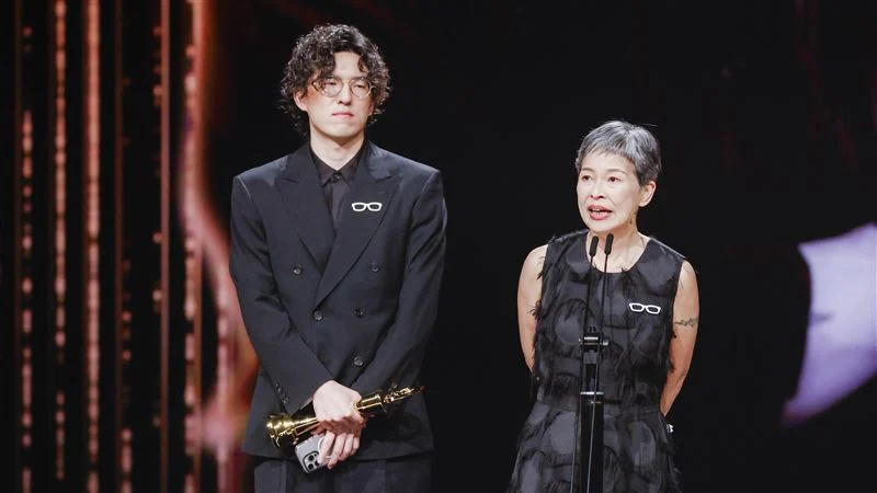 代亡父领贡献奖致词太长挨轰 屠颖儿子发声道歉