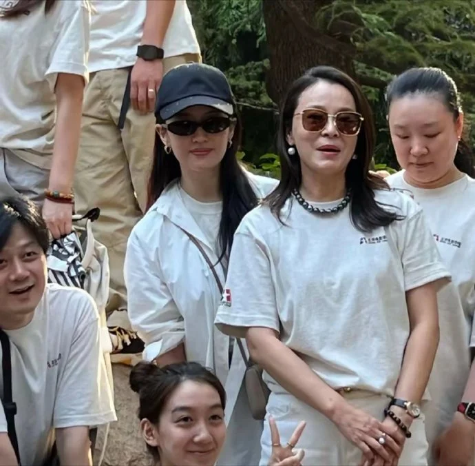 刘亦菲现身大学20年同学会 冻龄状态秒变“同学的女儿”