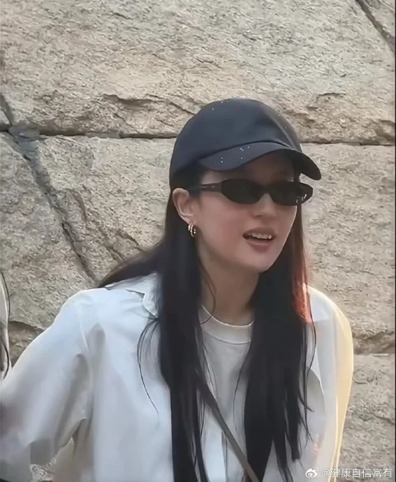 刘亦菲现身大学20年同学会 冻龄状态秒变“同学的女儿”