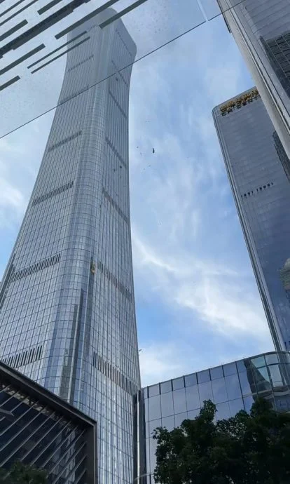 北京第一高楼中信大厦遭小飞机撞击 员工紧急疏散