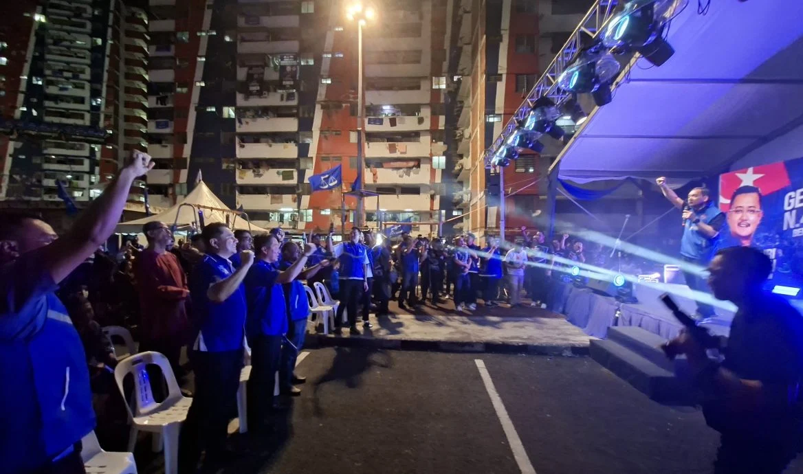 **即时国内**全国:柔佛州选〡翁哈菲兹送班顿给嘲讽者 “这孩子为柔佛而奋斗”