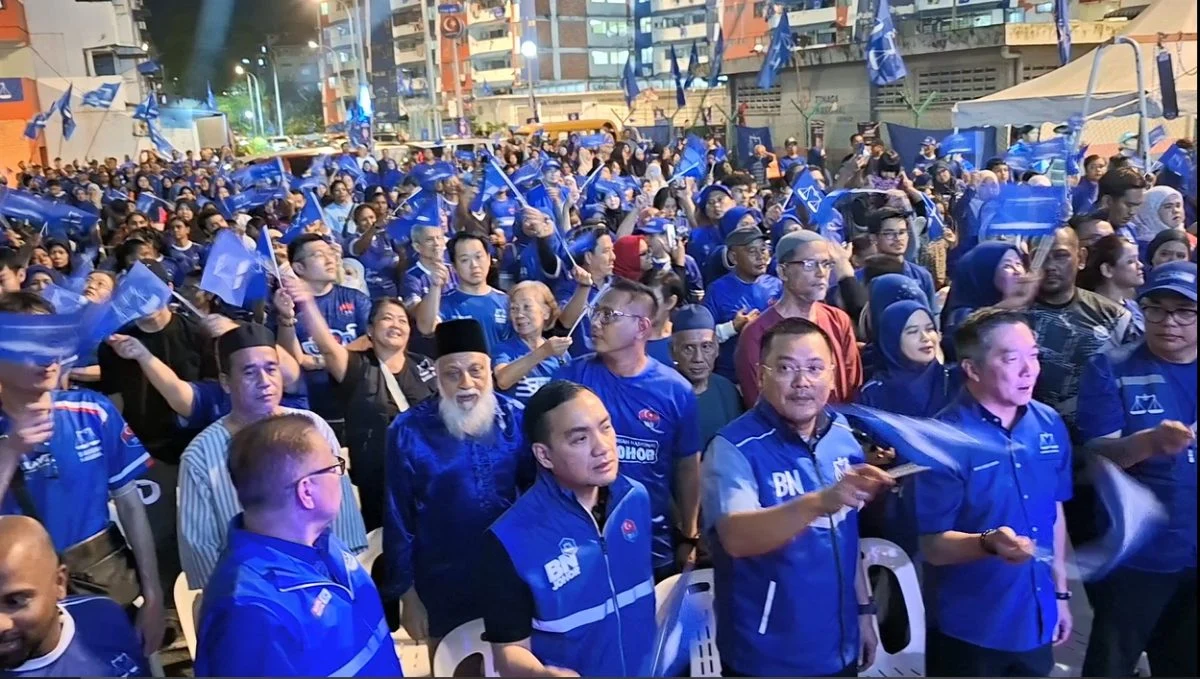 **即时国内**全国:柔佛州选〡翁哈菲兹送班顿给嘲讽者 “这孩子为柔佛而奋斗”
