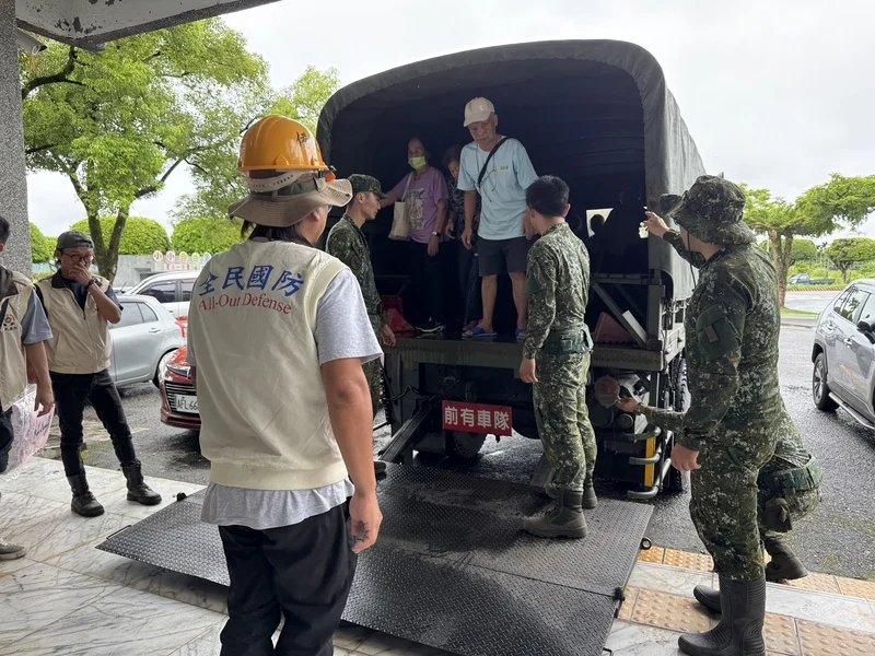 双风暴夹击日本19万人接避难指示 台湾堰塞湖蓄水达红色警戒