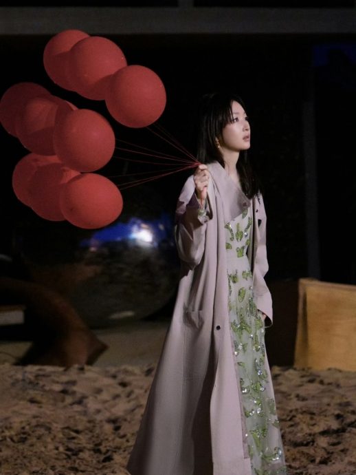 周冬雨演话剧不背台词态度敷衍 看提词机还念错观众怒喊退票