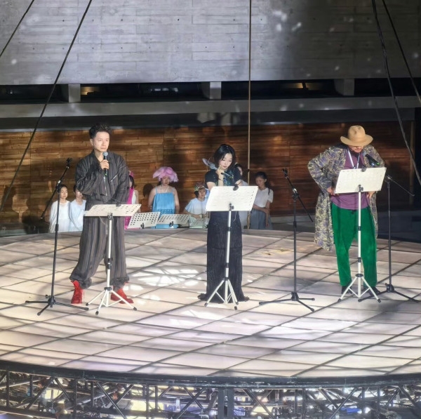 周冬雨演话剧不背台词态度敷衍 看提词机还念错观众怒喊退票
