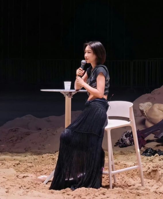 周冬雨演话剧不背台词态度敷衍 看提词机还念错观众怒喊退票