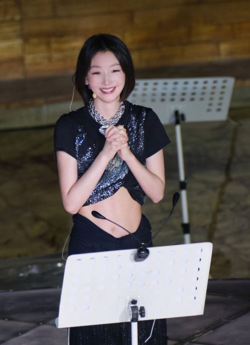 周冬雨演话剧不背台词态度敷衍 看提词机还念错观众怒喊退票