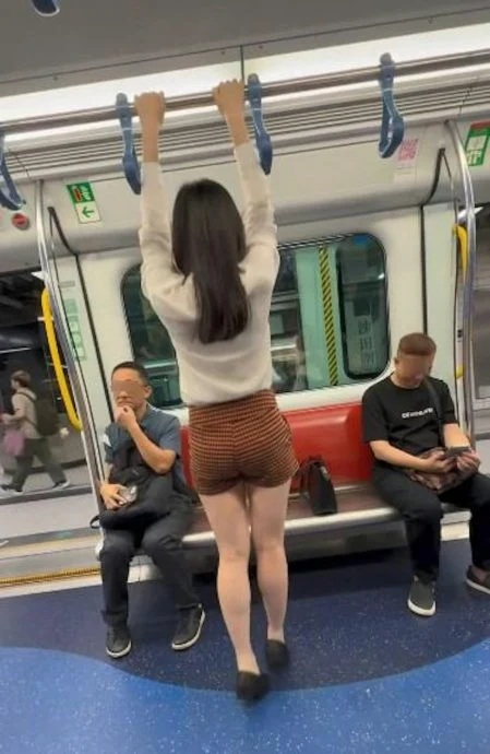 女子港铁车厢做引体向上 2大叔表情成亮点
