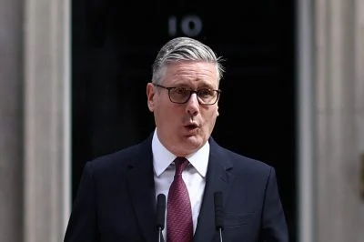 封面副文 斯塔默宣布辞职 英国将迎来十年内的第七位首相