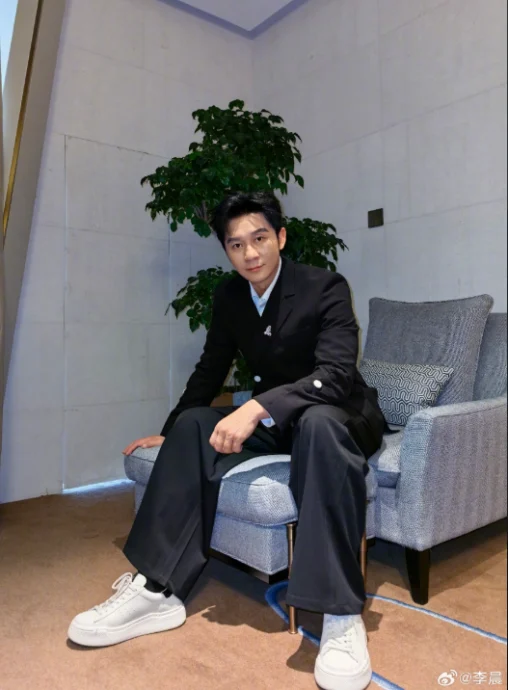 小18岁同父异母妹大婚 李晨豪送400万名车陪嫁