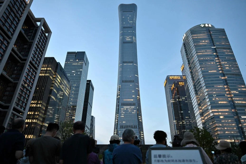 小飞机离奇撞击北京最高大楼 官方疑封锁消息