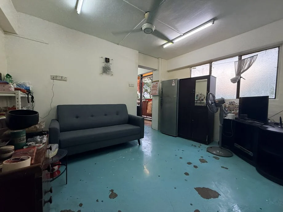(暖势力)帮98岁老妪为残屋洗刷刷