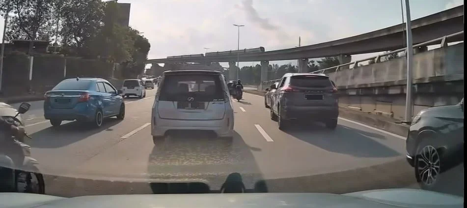 左右穿梭危险驾驶·肇祸司机追撞另车