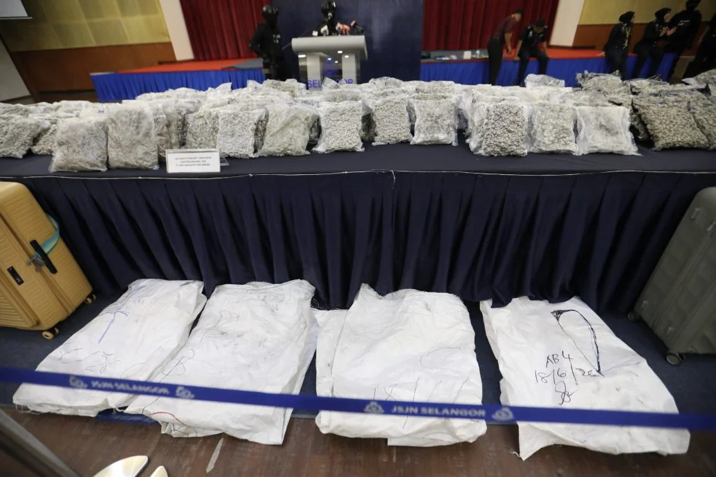 已签发//图携1373万令吉大麻花运欧·警捣破行动 捕4毒贩